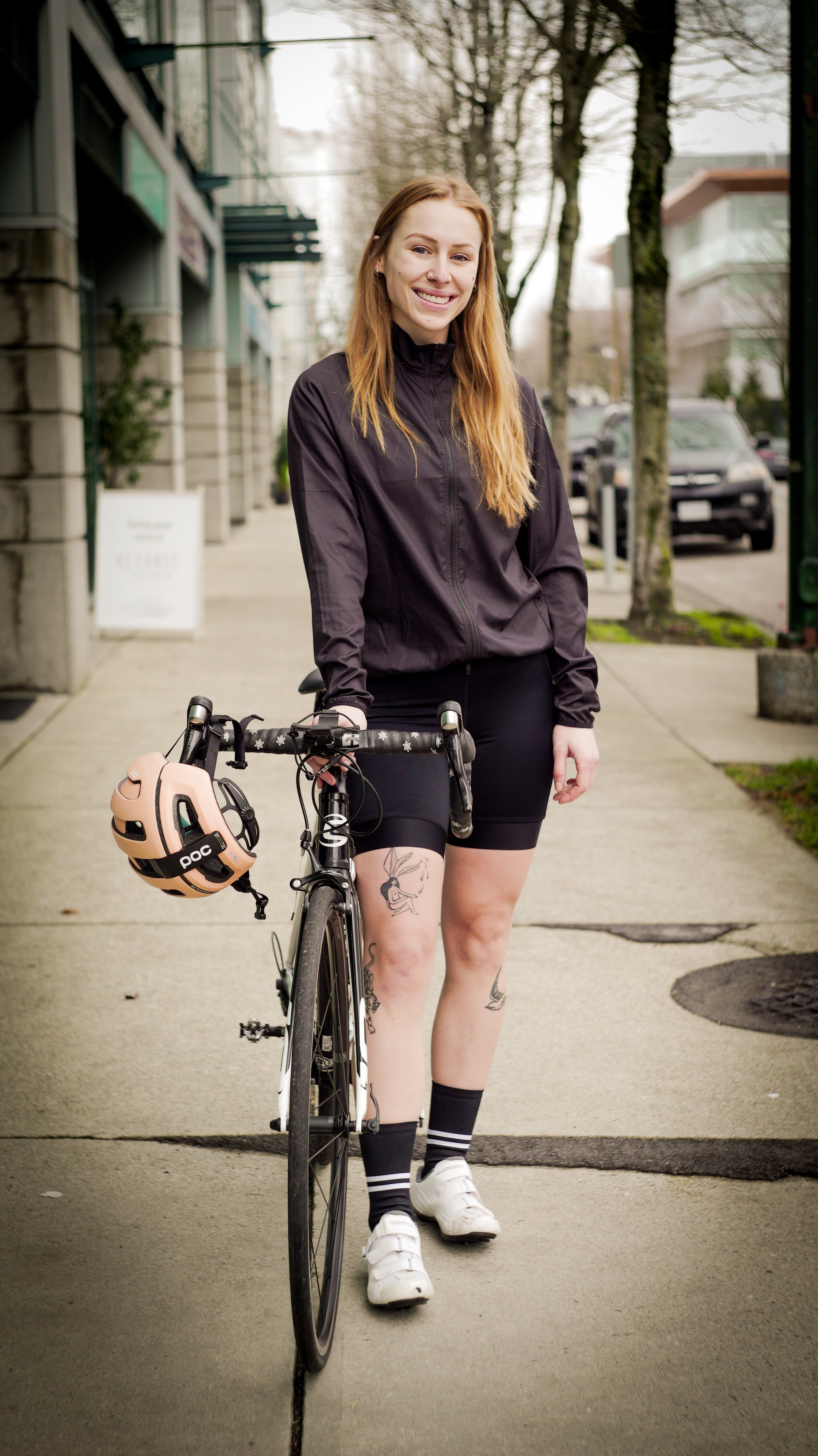 women&#39;s commuter cyclist